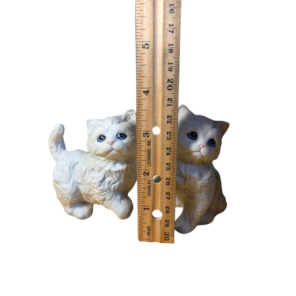 Vintage White Playful Kitten Figurines Set 2 Ceramic Blue Eyes MCM Kitsch Cats - Picture 7 of 8